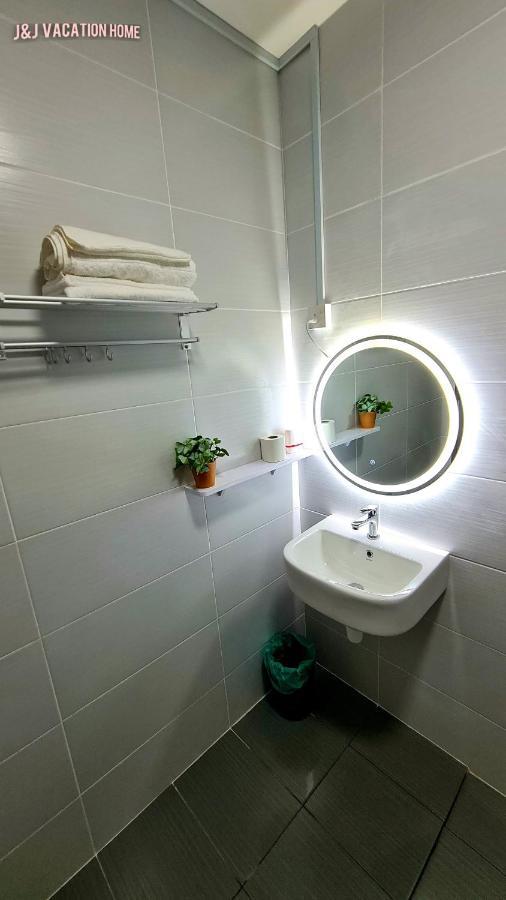 J&J Vacation Home@Novo8 Residence Kampong Tambak Εξωτερικό φωτογραφία